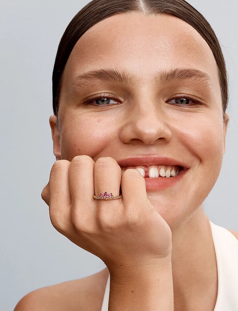 Pandora - Disney Rapunzel 14k gold-plated tiara ring with phlox pink crystal and clear cubic zirconia - bagues - pink - 0