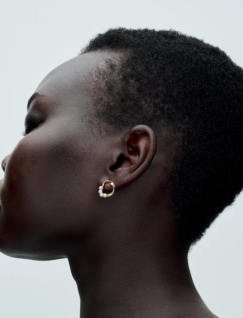 Pandora - 14k Gold-plated stud earrings with white treated freshwater cultured pearl - pärlörhängen - white - 0