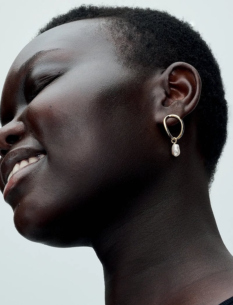 Pandora - 14k Gold-plated drop earrings with baroque white treated freshwater cultured pearl - perlenohrringe - white - 0