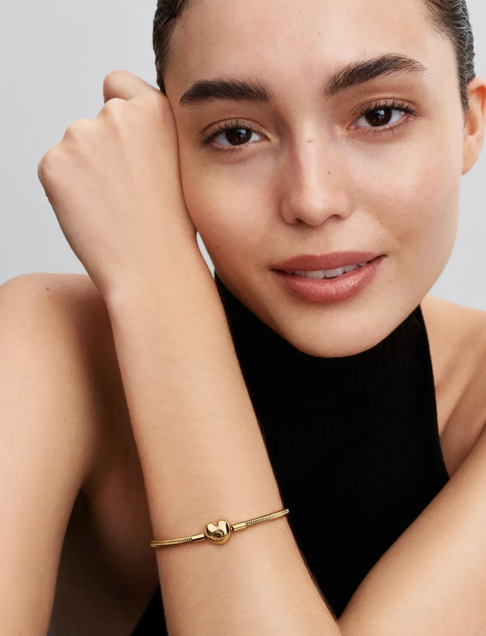 Pandora - Snake chain 14k gold-plated bracelet with heart clasp - kedjearmband - no color - 0