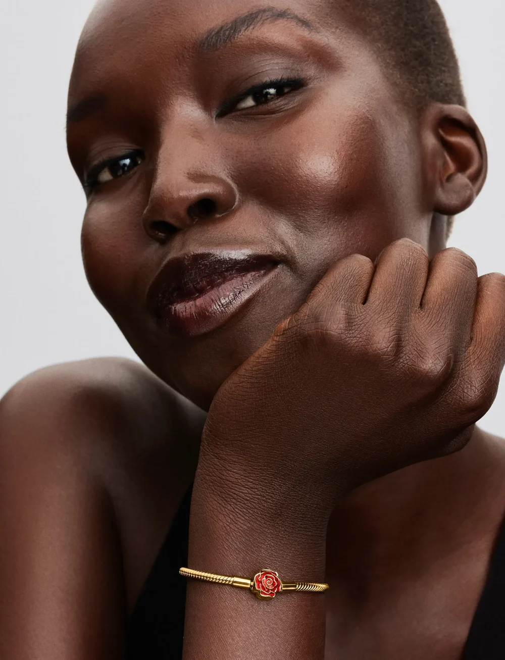 Pandora - Disney Beauty & The Beast snake chain 14k gold-plated bracelet with rose clasp and holo glittery red - kedjearmband - red - 0