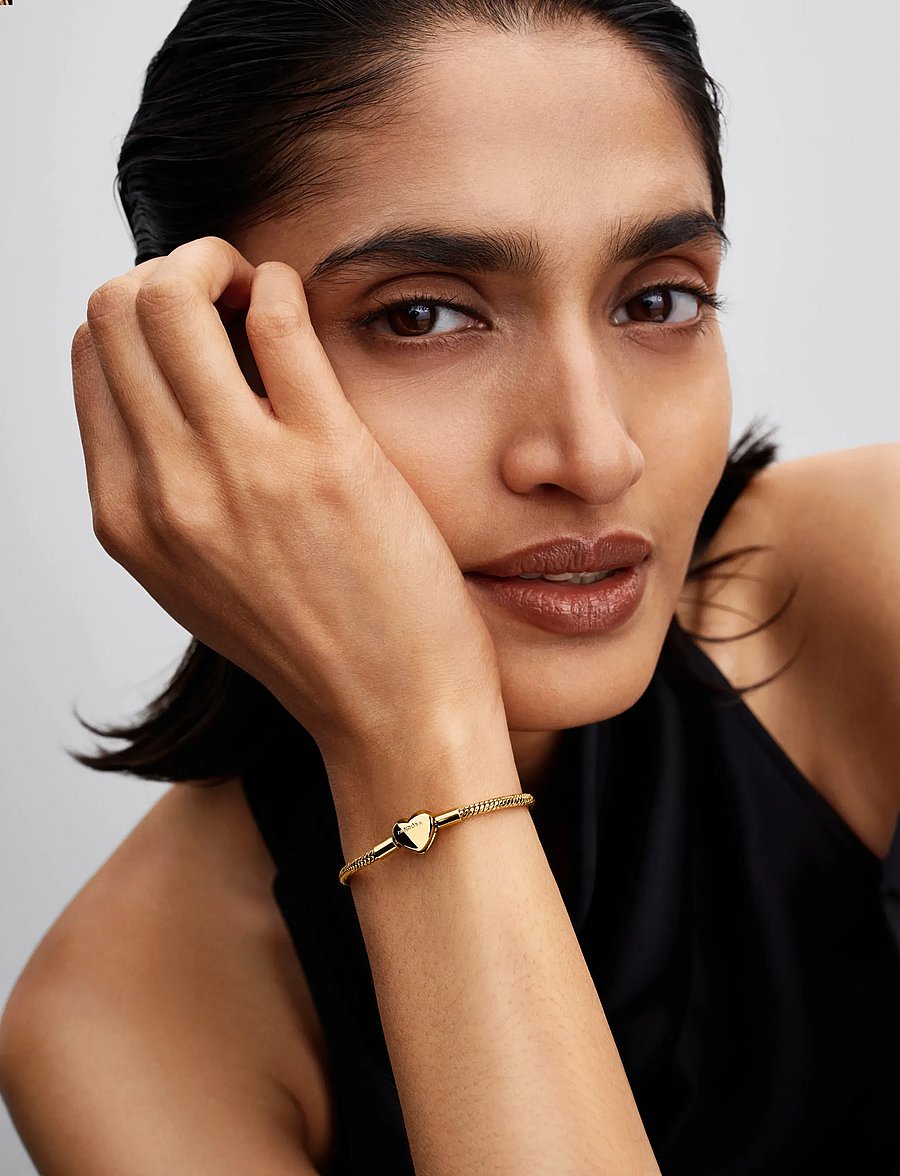 Pandora - Faceted snake chain 14k gold-plated bracelet with engravable heart clasp - kædearmbånd - no color - 0