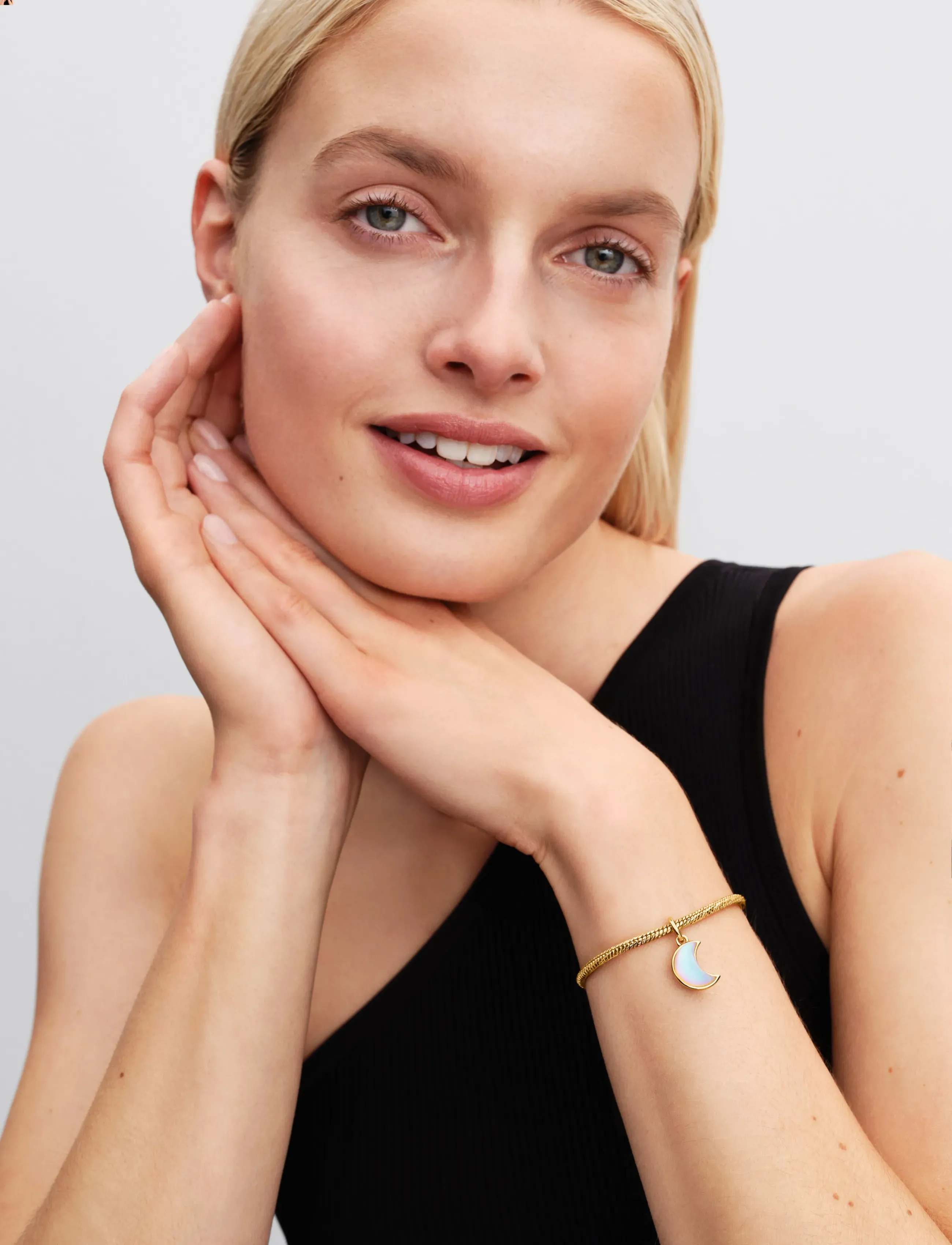 Pandora - Faceted snake chain 14k gold-plated bracelet with engravable heart clasp - kettenarmbänder - no color - 2