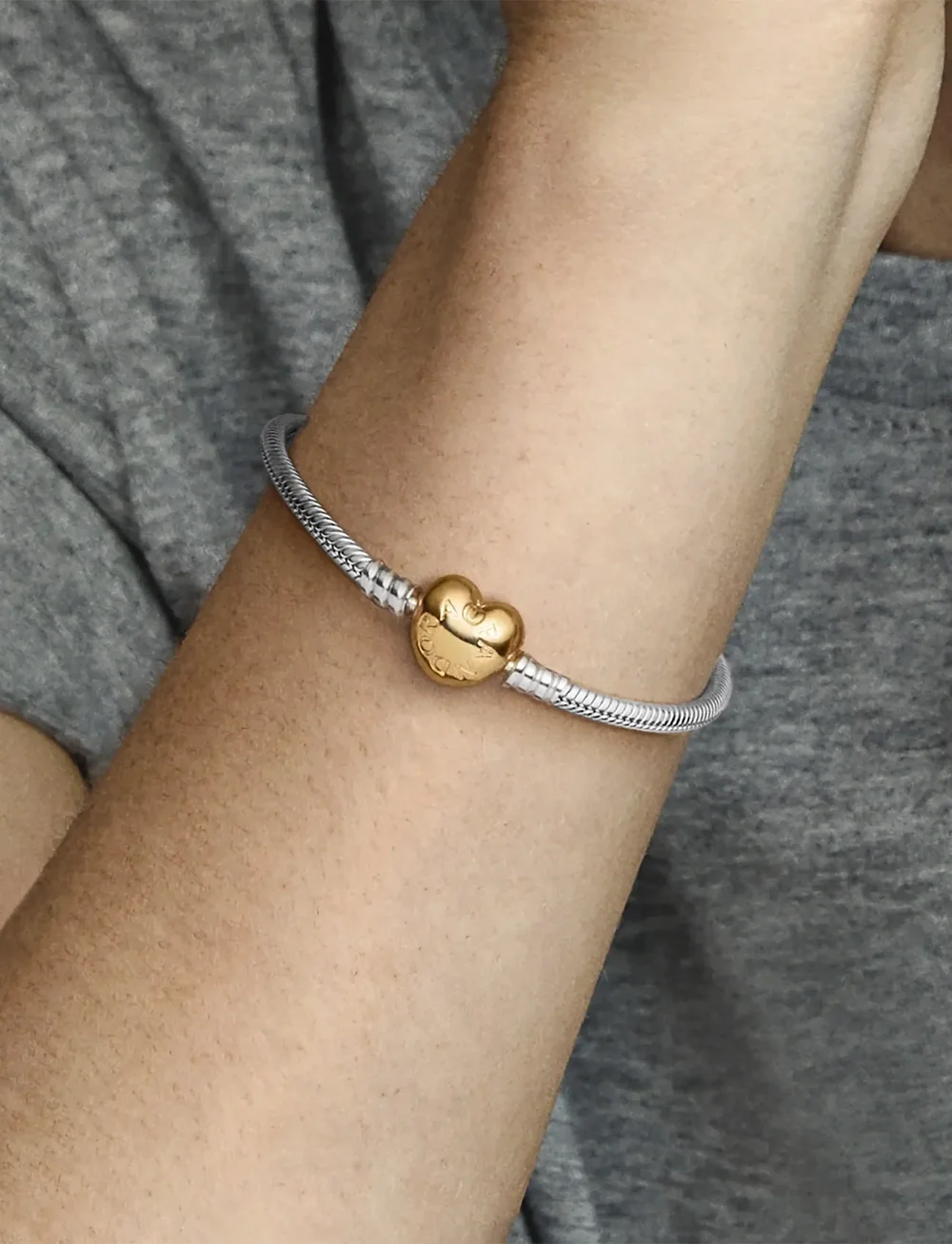 Pandora - Silver bracelet with heart-shaped 14k gold-plated clasp - kedjearmband - no color - 0