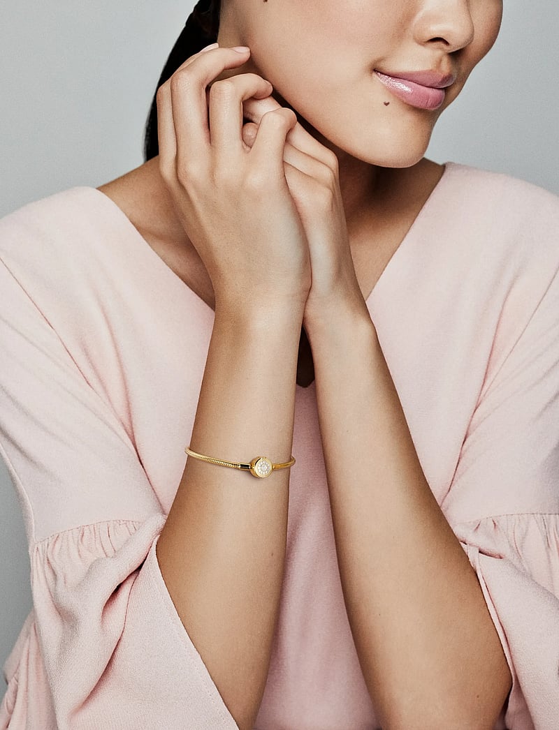 Pandora - Snake chain 14k gold-plated bracelet and crown O clasp with clear cubic zirconia - kedjearmband - clear - 4