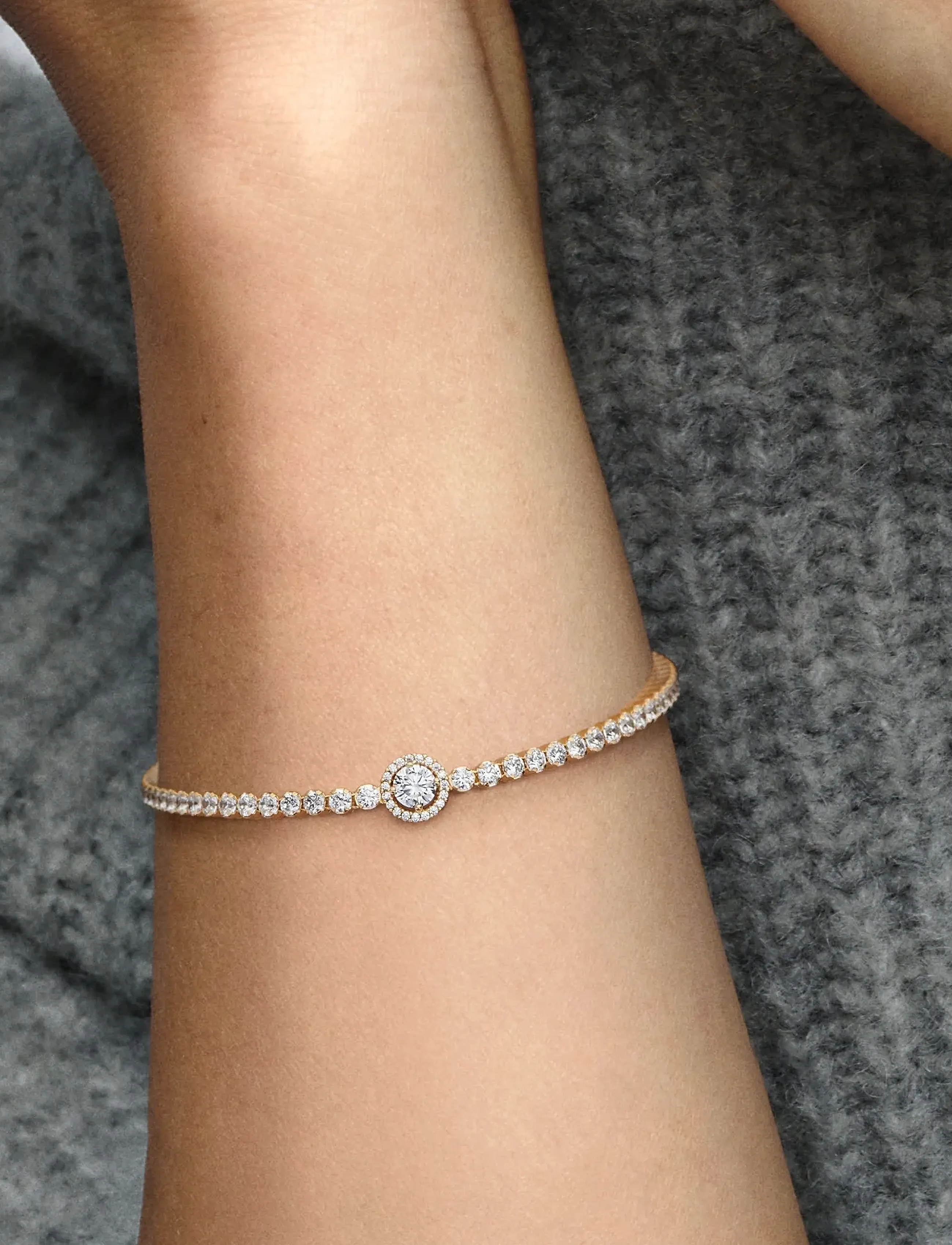 Pandora - 14k Gold-plated bracelet with clear cubic zirconia - kædearmbånd - clear - 2