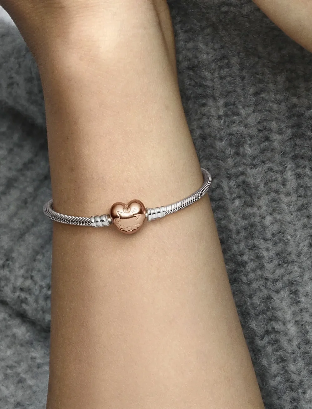 Pandora - Silver bracelet with heart-shaped 14k rose gold-plated clasp - kettenarmbänder - no color - 4