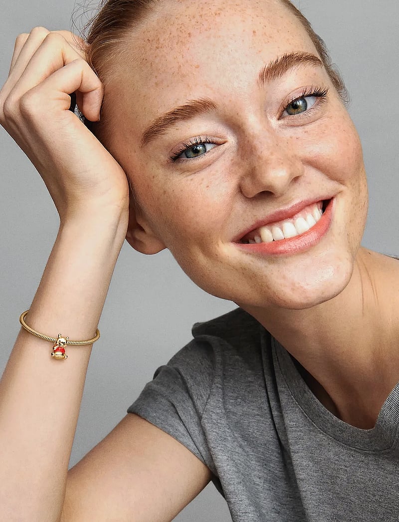 Pandora - Disney Winnie the Pooh 14k gold-plated charm with red and black enamel - hängen & berlocker - red - 0