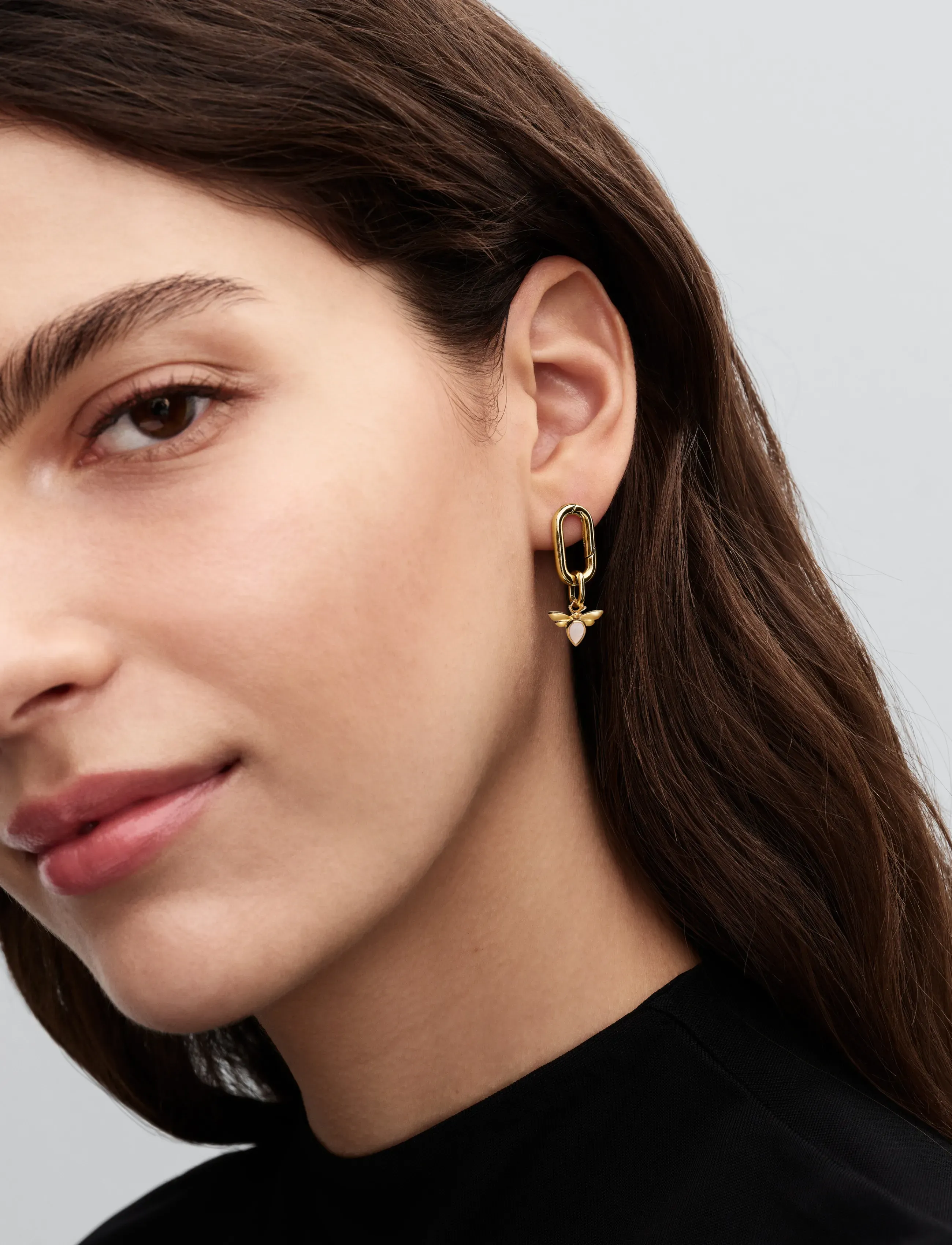 Pandora Bee 14K Gold-Plated Mini Dangle With White Bioresin Man-Made Mother Of Pearl, One Size, Jewellery, Gold - Pendants, Frauen