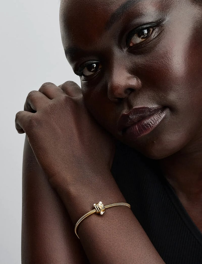 Pandora - 14k gold-plated charm with white lacquered artificial pearl - hängen & berlocker - white - 0