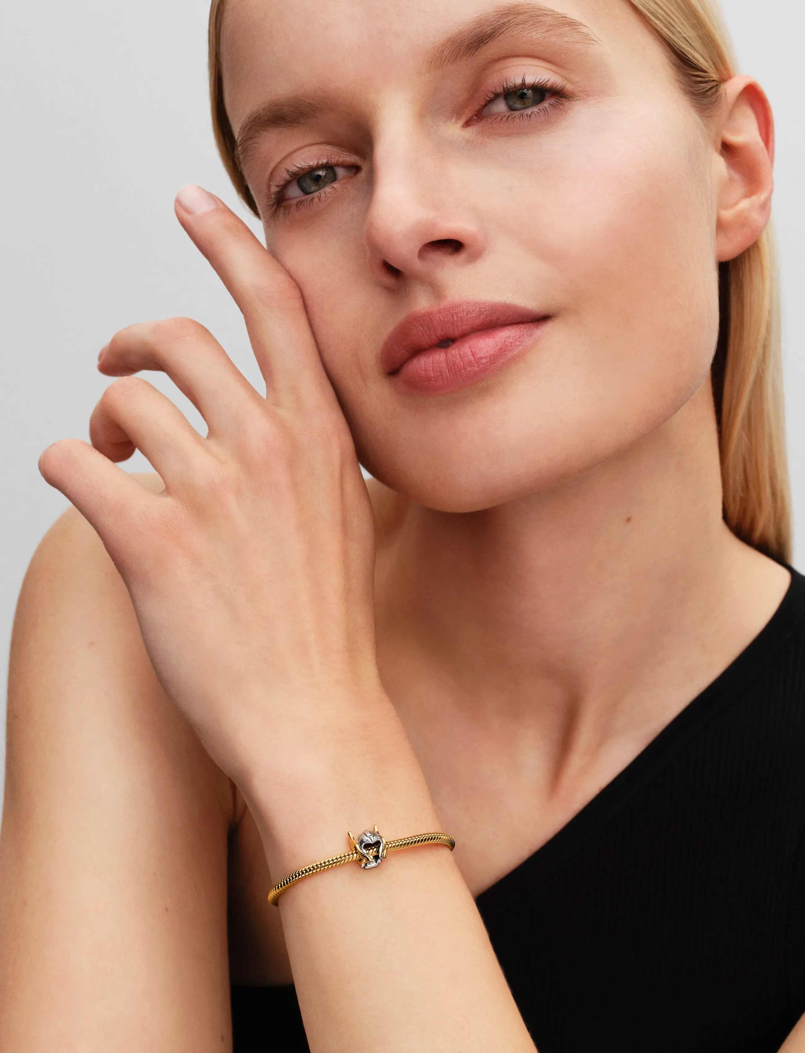 Pandora Marvel Thor Helmet Sterling Silver And 14K Gold-Plated Charm, Kvinder, Thor Hjelm Charm, Sølv, Str: ONE SIZE