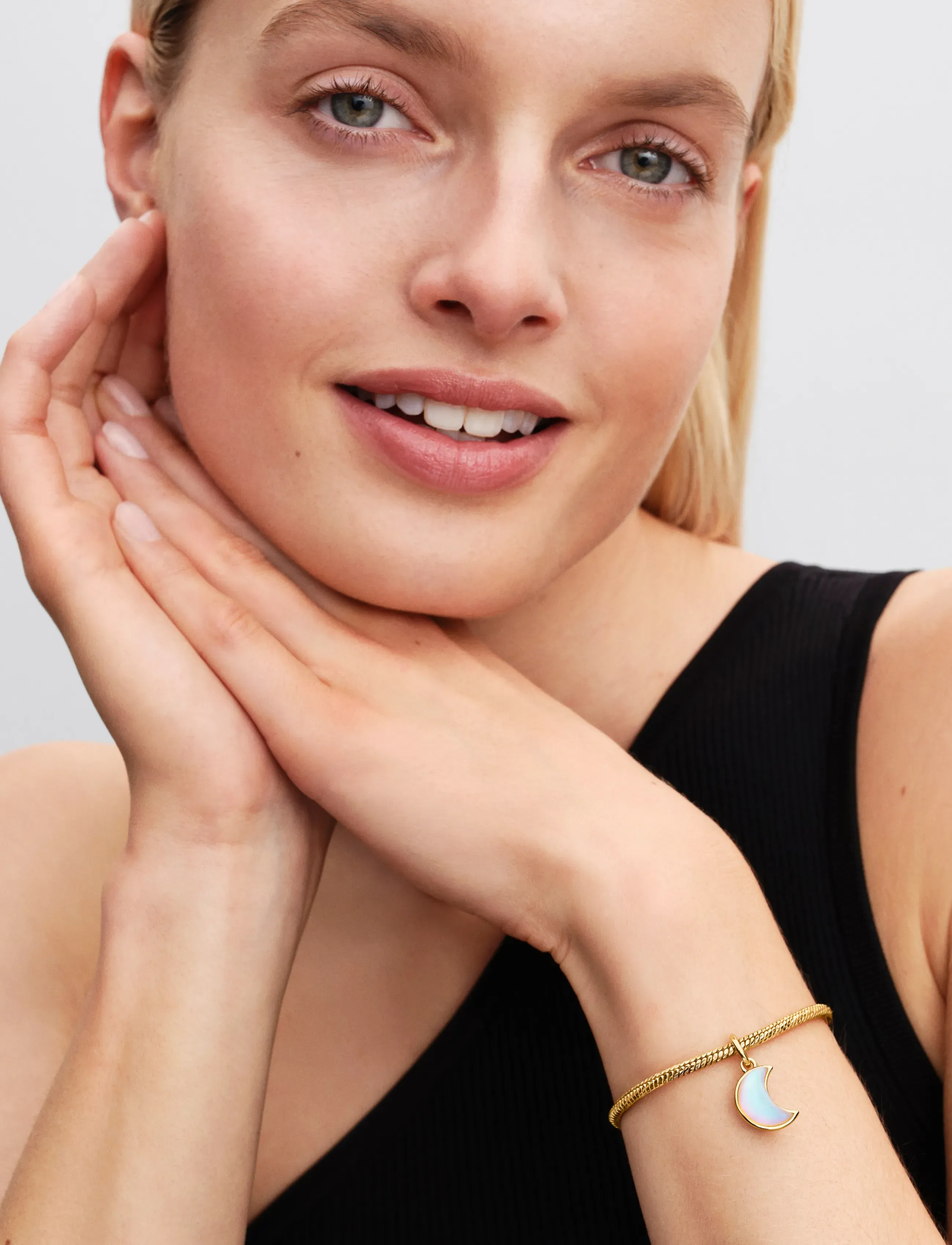 Pandora Moon 14K Gold-Plated Dangle With Clear Cubic Zirconia And Moonstone Iridescent Glass, One Size, Jewellery, Gold - Pendants, Frauen