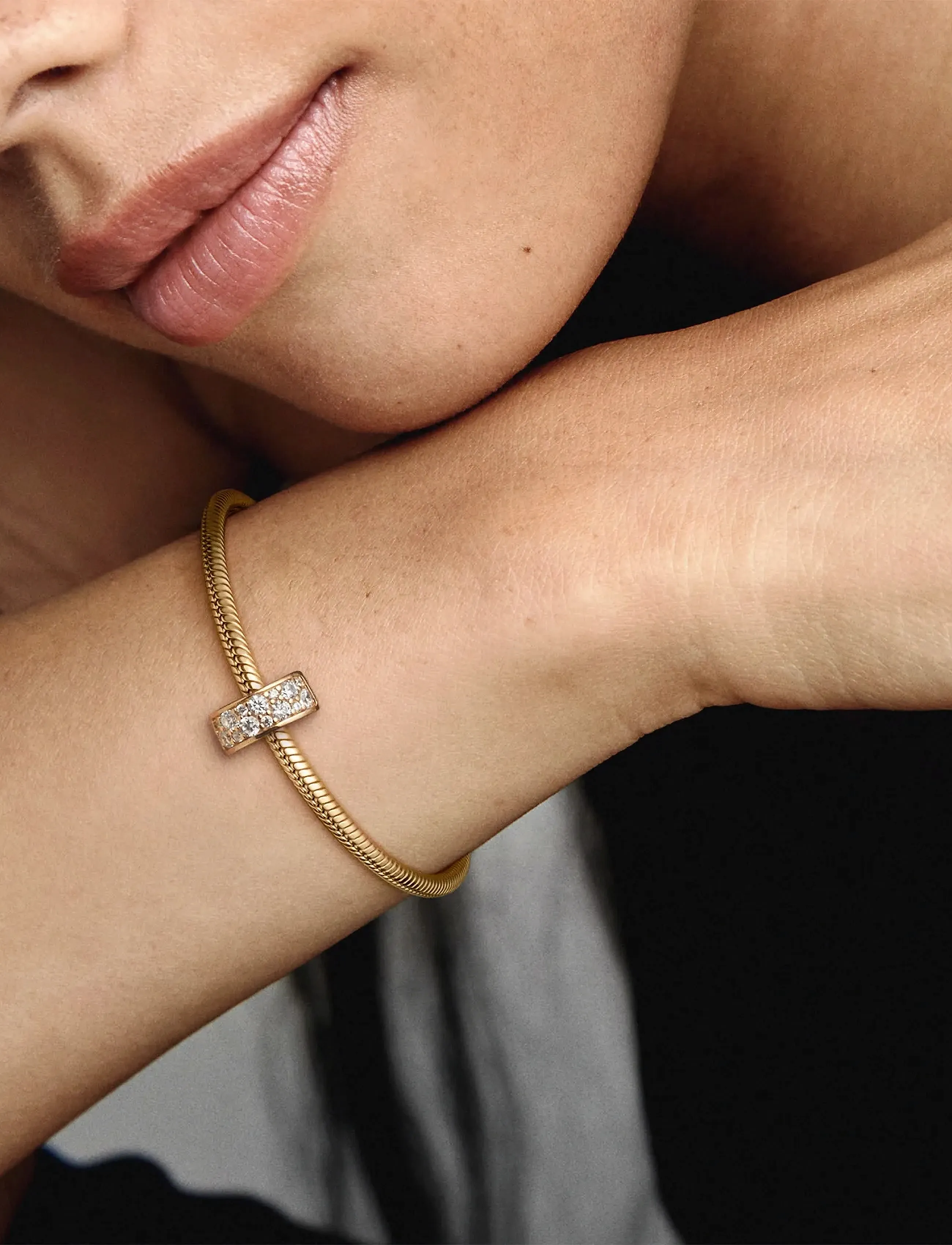 Pandora 14K Gold-Plated Clip With Clear Cubic Zirconia And Silicone Grip, Kvinder, Kubisk Zirkonia Klip Charm, Guld, Str: ONE SIZE