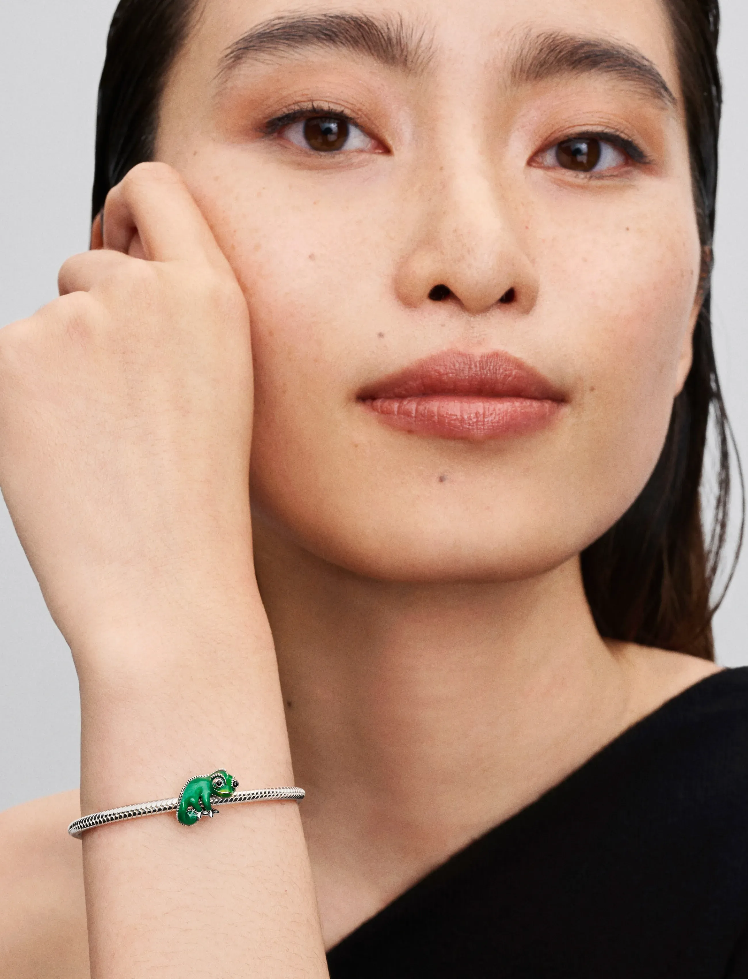 Pandora Disney Tangled Pascal Sterling Silver Charm With Black Crystal And Color-Changing Green Enamel, Kvinder, Karakter Vedhæng, Grøn, Str: ONE SIZE