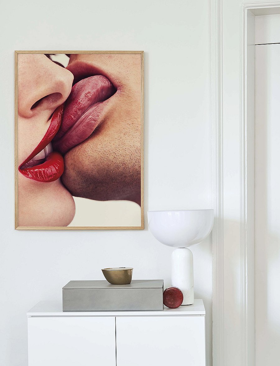 Paper Collective - The Kiss II - 70x100 - beige, red, white, black, pink - 1