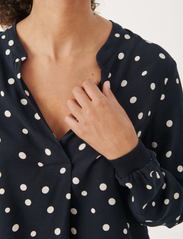 Part Two - TonniePW BL - long-sleeved blouses - dark navy dot - 5