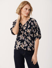 Part Two - OteliaPW BL - short-sleeved blouses - navy blurred flower print - 2