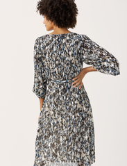 Part Two - TricePW DR - midi kjoler - texture print silver - 4