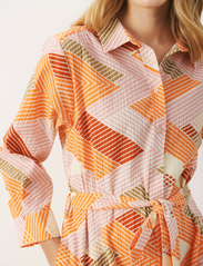 Part Two - BintiPW DR - skjortklänningar - mandarin orange zig zag print - 7