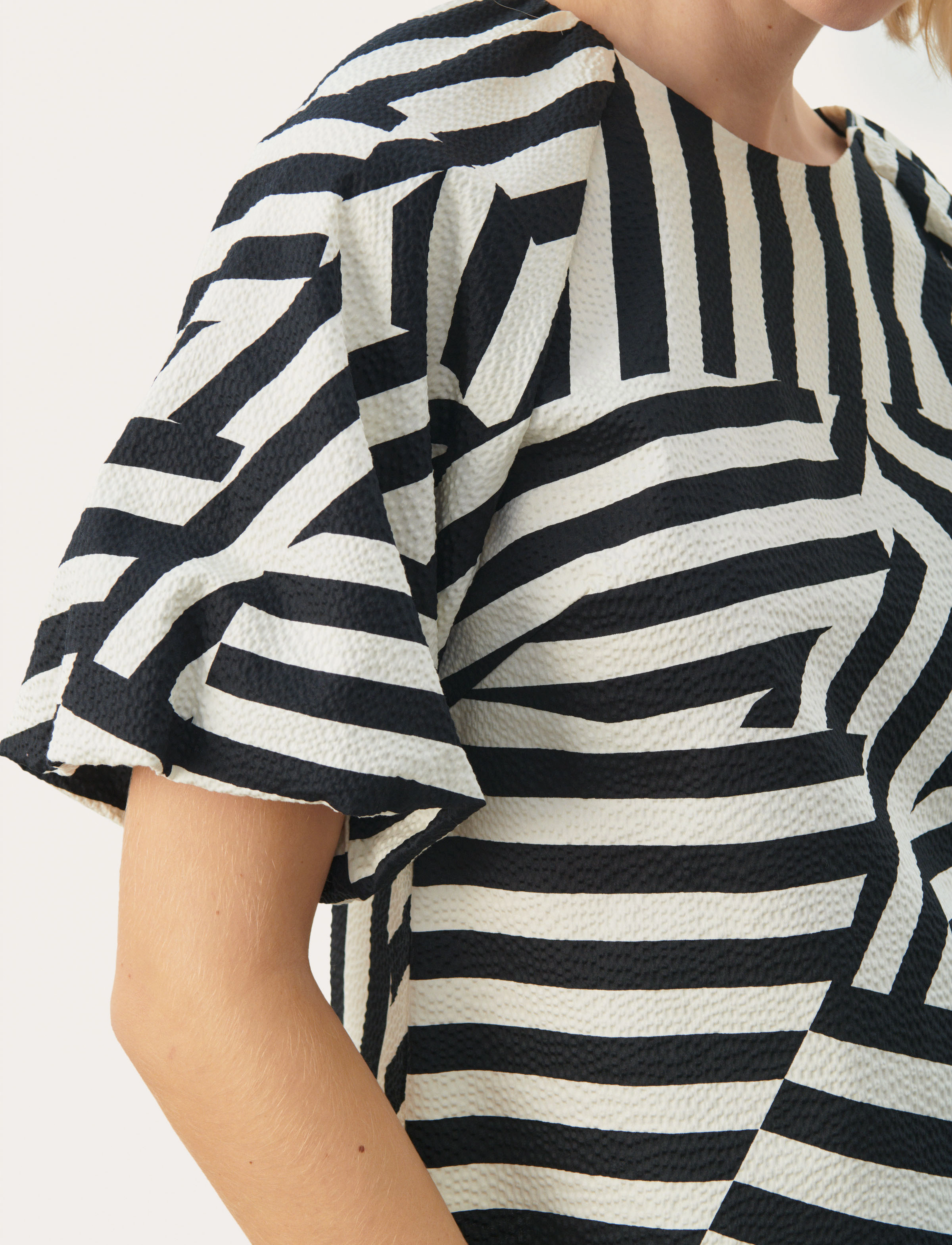 Part Two - EstermarinePW BL - deconstructed stripe - 5