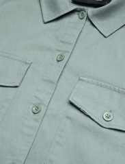 Peak Performance - W Kelly Cotton Shirt - langærmede skjorter - ashen green - 2