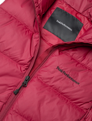 Peak Performance - W Frost Explorer Vest - puffer vests - rogue red - 2