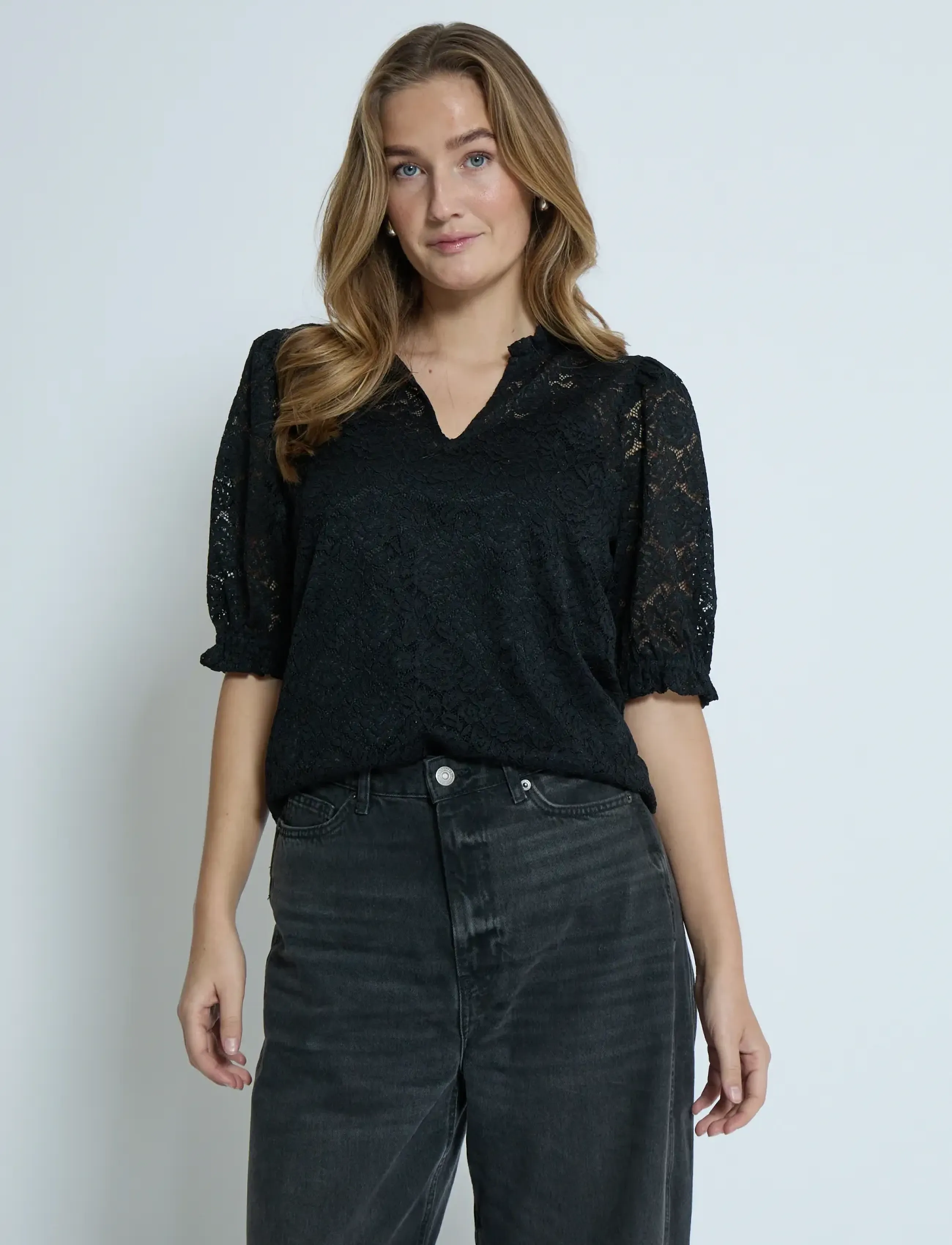 Peppercorn - PCKaroline Lace Blouse - kurzärmelige blusen - sort - 0