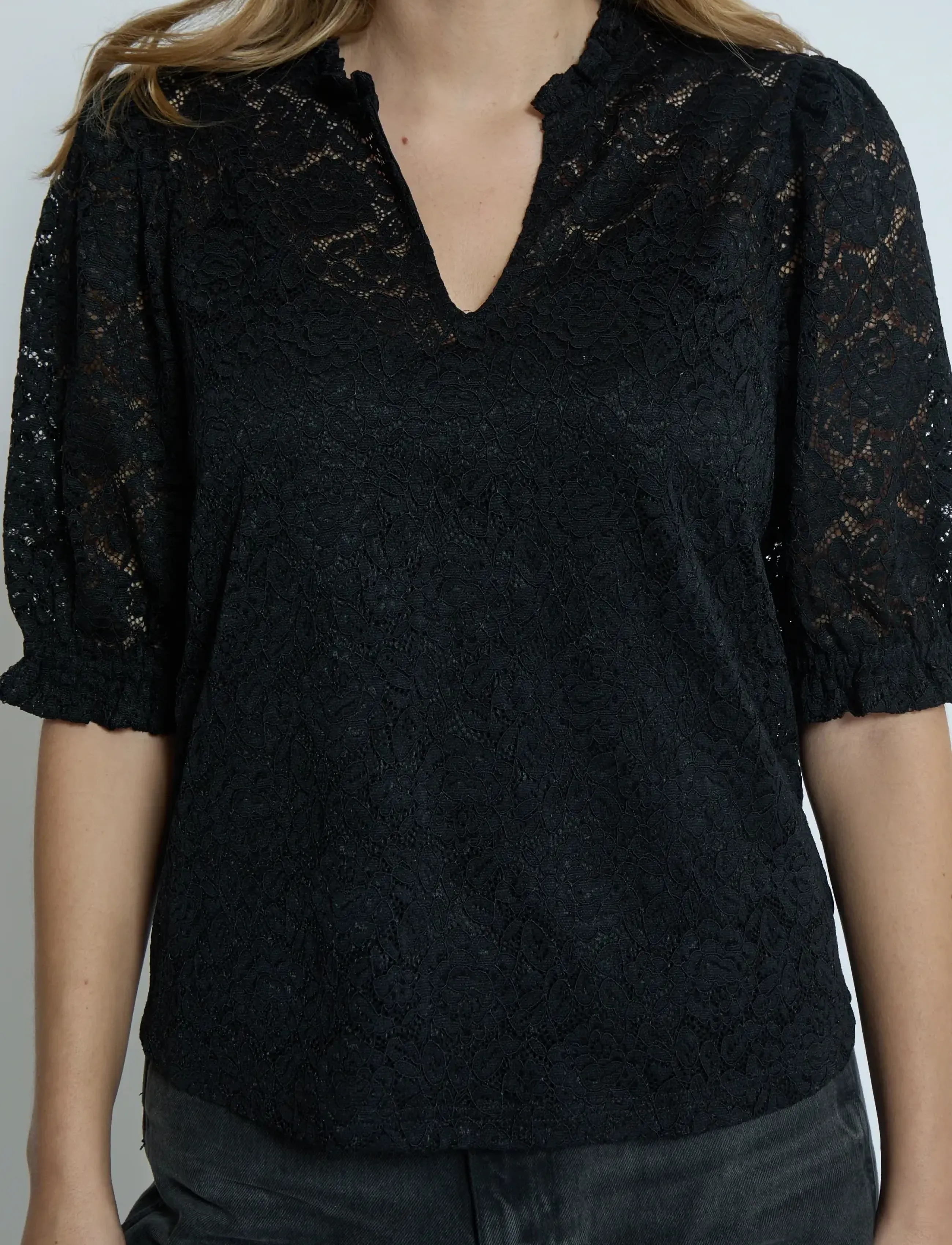 Peppercorn - PCKaroline Lace Blouse - kurzärmelige blusen - sort - 4