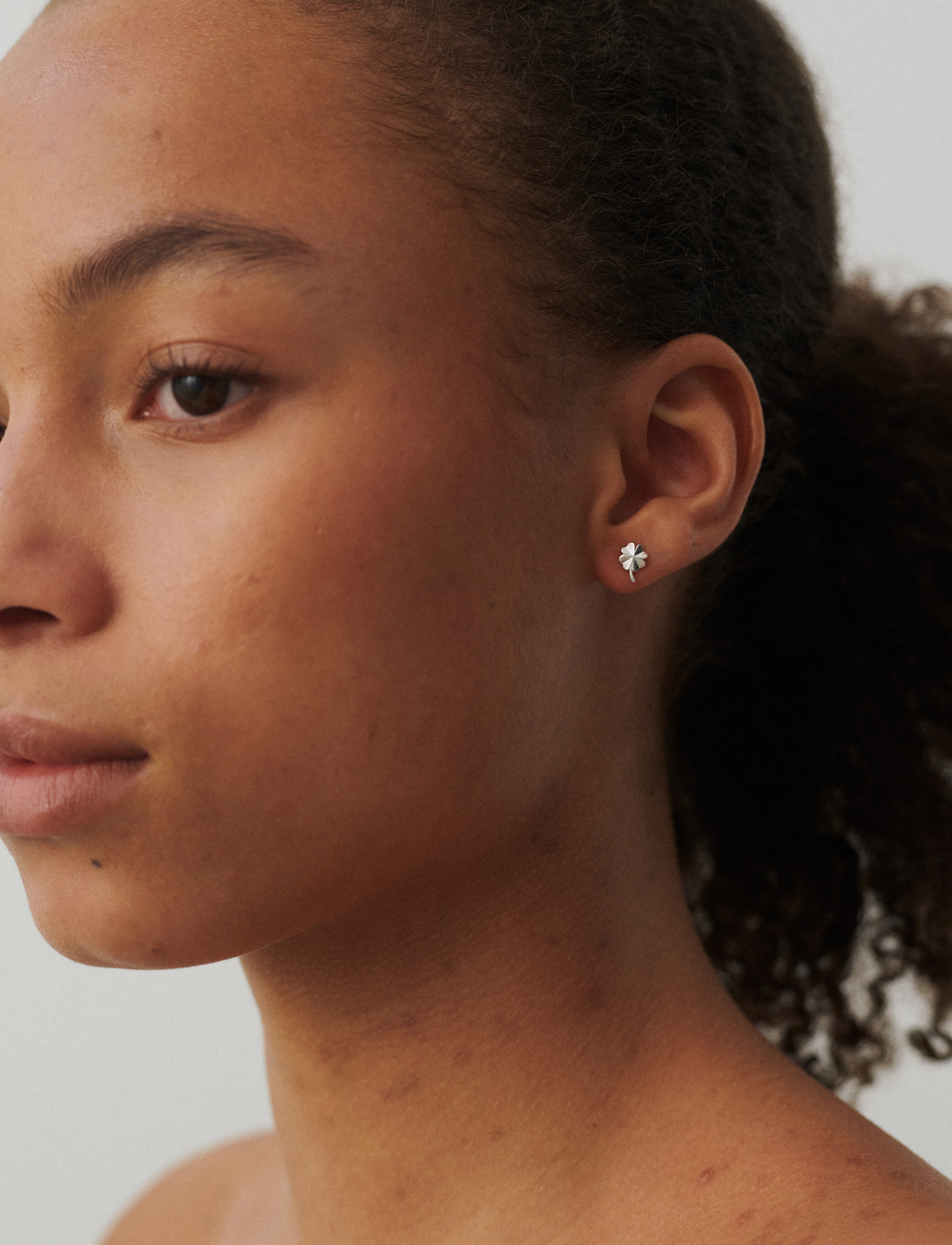 Pernille Corydon Clover Earsticks, One Size, Earrings, Gold - Studs, Frauen