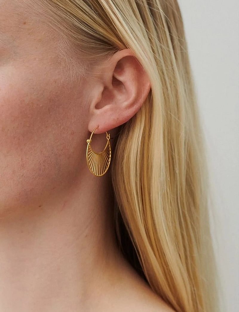 Pernille Corydon - Large Daylight Earrings 30 mm - kreolen - gold plated - 0