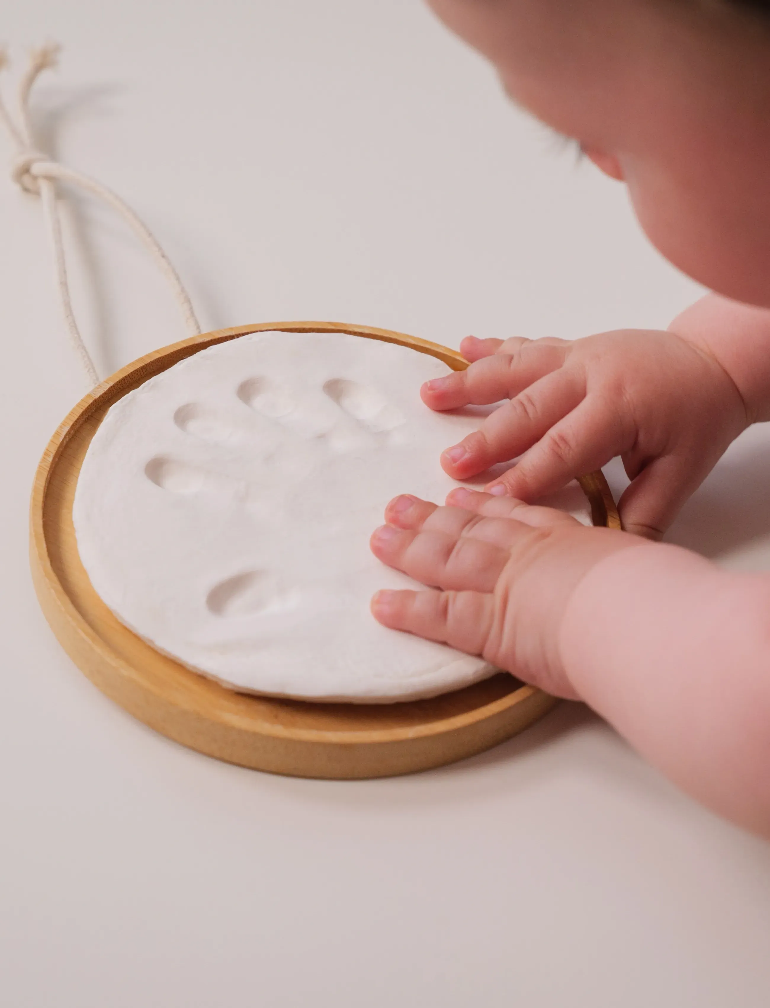 Petit Artichaut Wooden Medallion Keepsake, Kinder, Baby Fußabdruck Erinnerungsset, Weiß, Gr.ONE SIZE