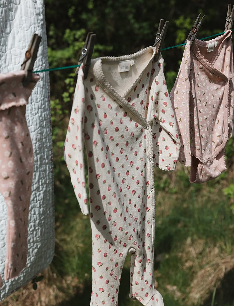 Petit Piao - PPDea L_S Jumpsuit Fold Feet NB - langärmelig - fog strawberry aop - 0