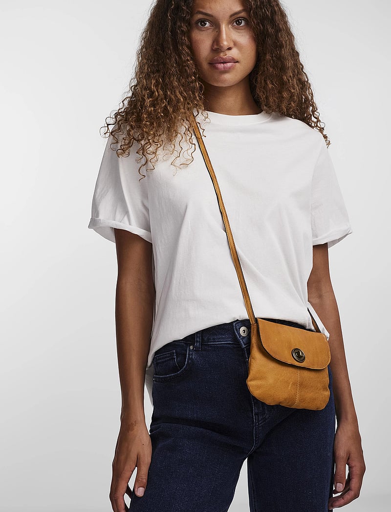 Pieces - PCTOTALLY ROYAL LEATHER PARTY BAG NOOS - umhängetaschen - cognac - 0