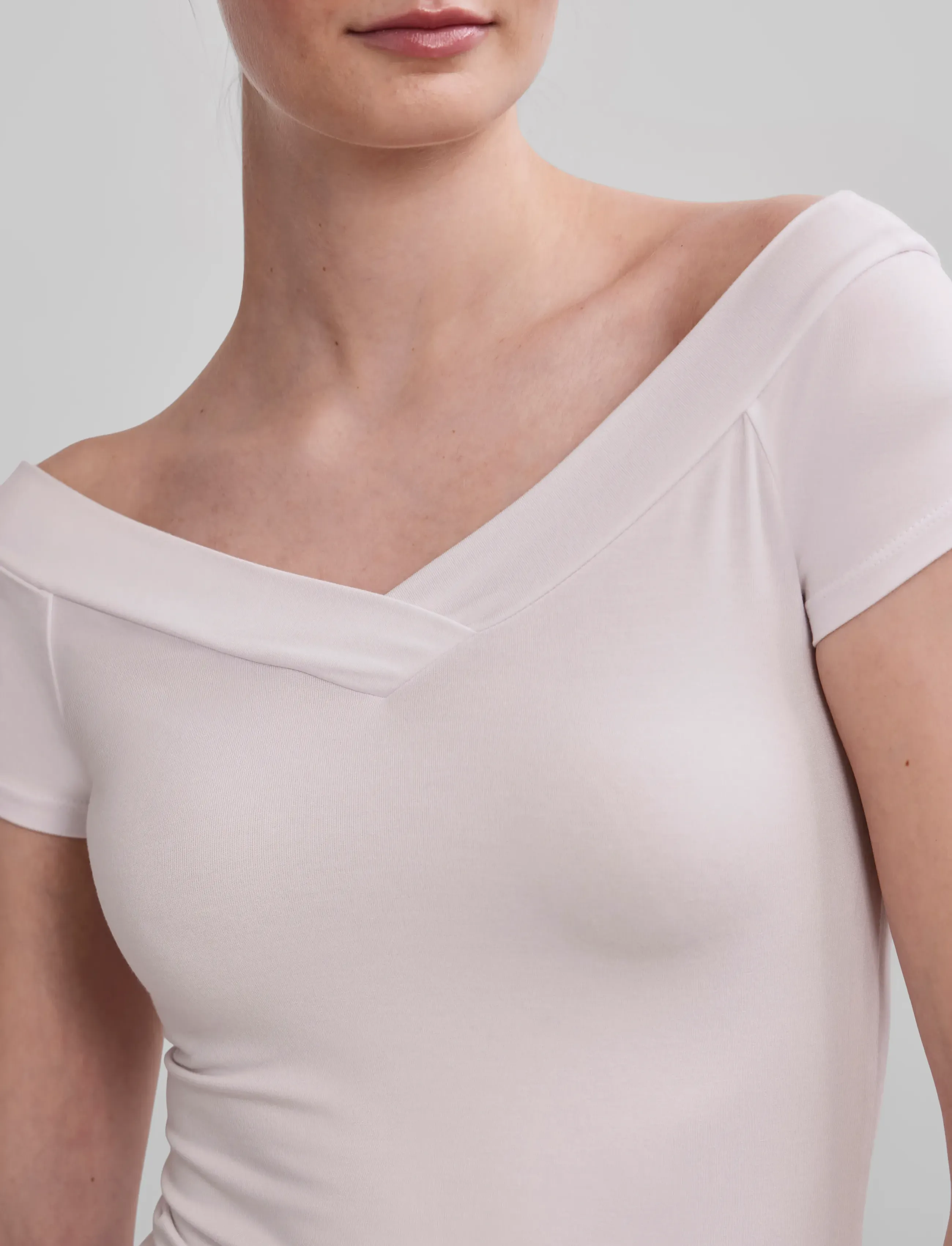 Pieces - PCMALIVA SS OFF SHOULDER V-NECK TOP NOOS - t-shirts - bright white - 4