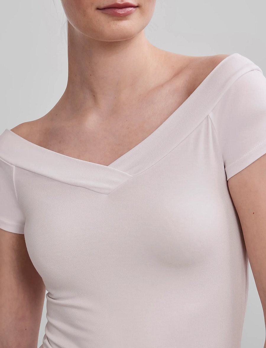 Pieces - PCMALIVA SS OFF SHOULDER V-NECK TOP NOOS - t-särgid - bright white - 4