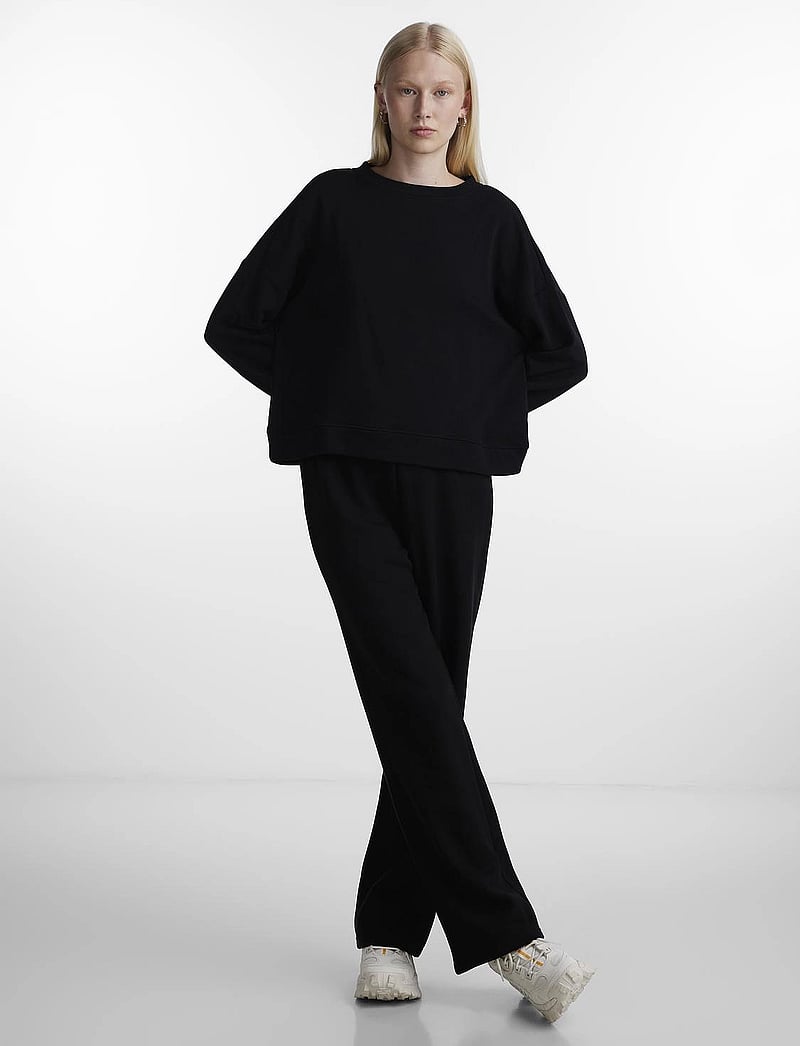 Pieces - PCCHILLI LS SWEAT NOOS BC - hverdags stil - black - 5