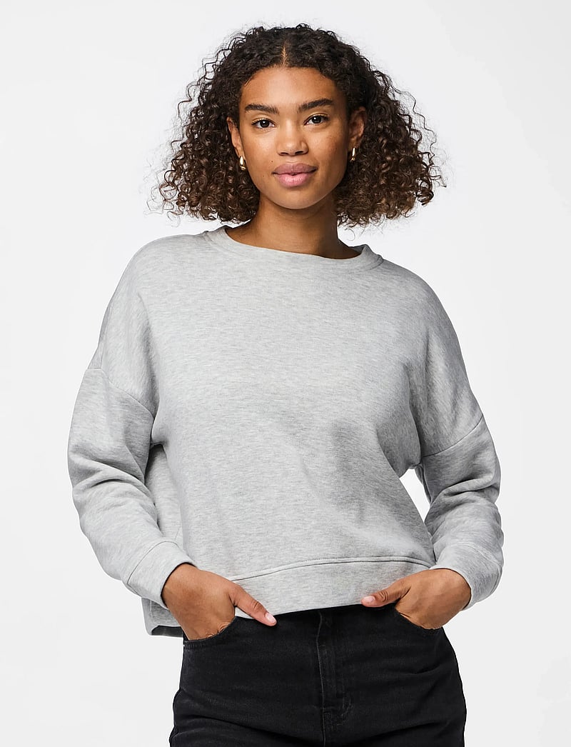 Pieces - PCCHILLI LS SWEAT NOOS BC - hverdags stil - light grey melange - 4