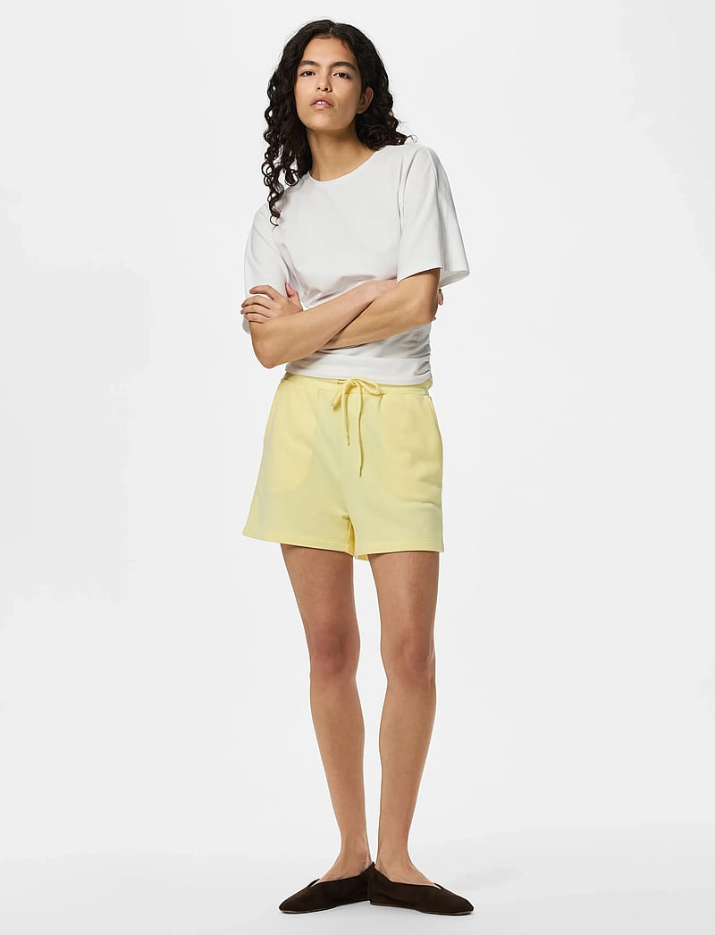 Pieces - PCCHILLI SUMMER HW SHORTS UB NOOS BC - sweatshorts - french vanilla - 4