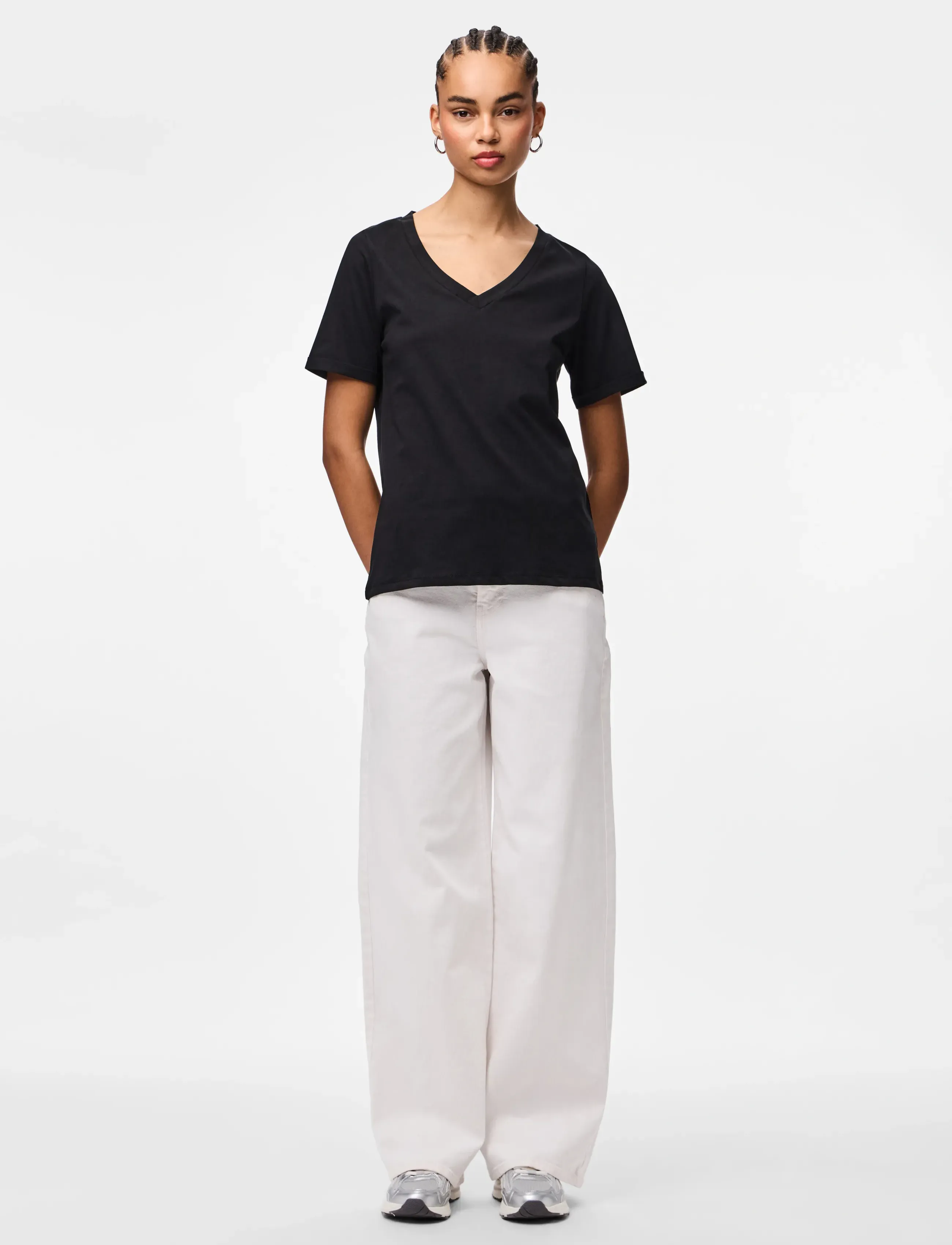 Pieces - PCRIA SS V-NECK SOLID TEE JRS NOOS BC - t-krekli - black - 4