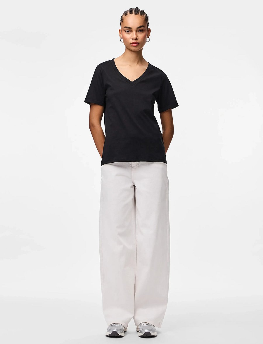 Pieces - PCRIA SS V-NECK SOLID TEE JRS NOOS BC - t-shirts - black - 4