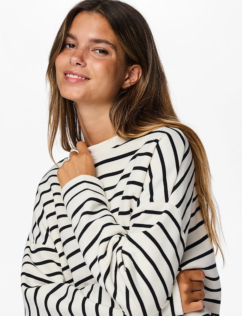 Pieces - PCCHILLI LS SWEAT STRIPES NOOS BC - sweatshirts - cloud dancer - 4