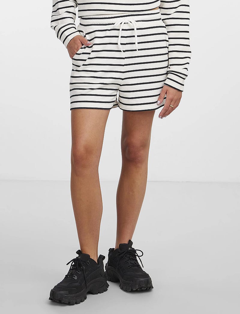 Pieces - PCCHILLI SUMMER SHORTS STRIPE UB NOOS BC - sweatshorts - cloud dancer - 0