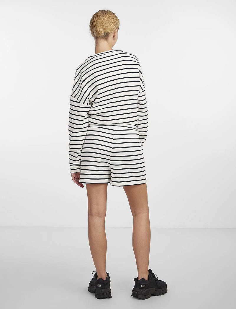 Pieces - PCCHILLI SUMMER SHORTS STRIPE UB NOOS BC - sweatshorts - cloud dancer - 3