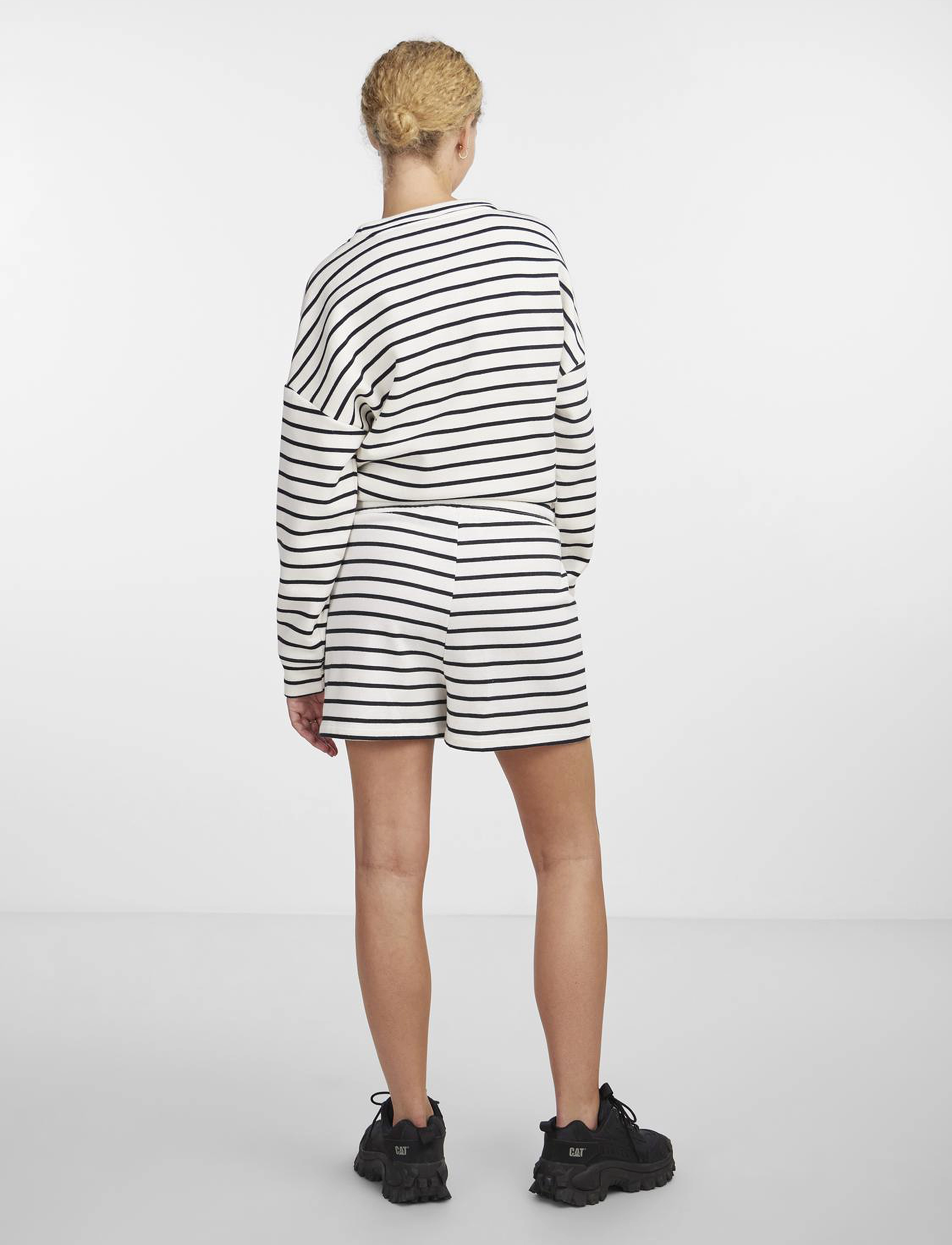 Pieces - PCCHILLI SUMMER SHORTS STRIPE UB NOOS BC - sweat shorts - cloud dancer - 3