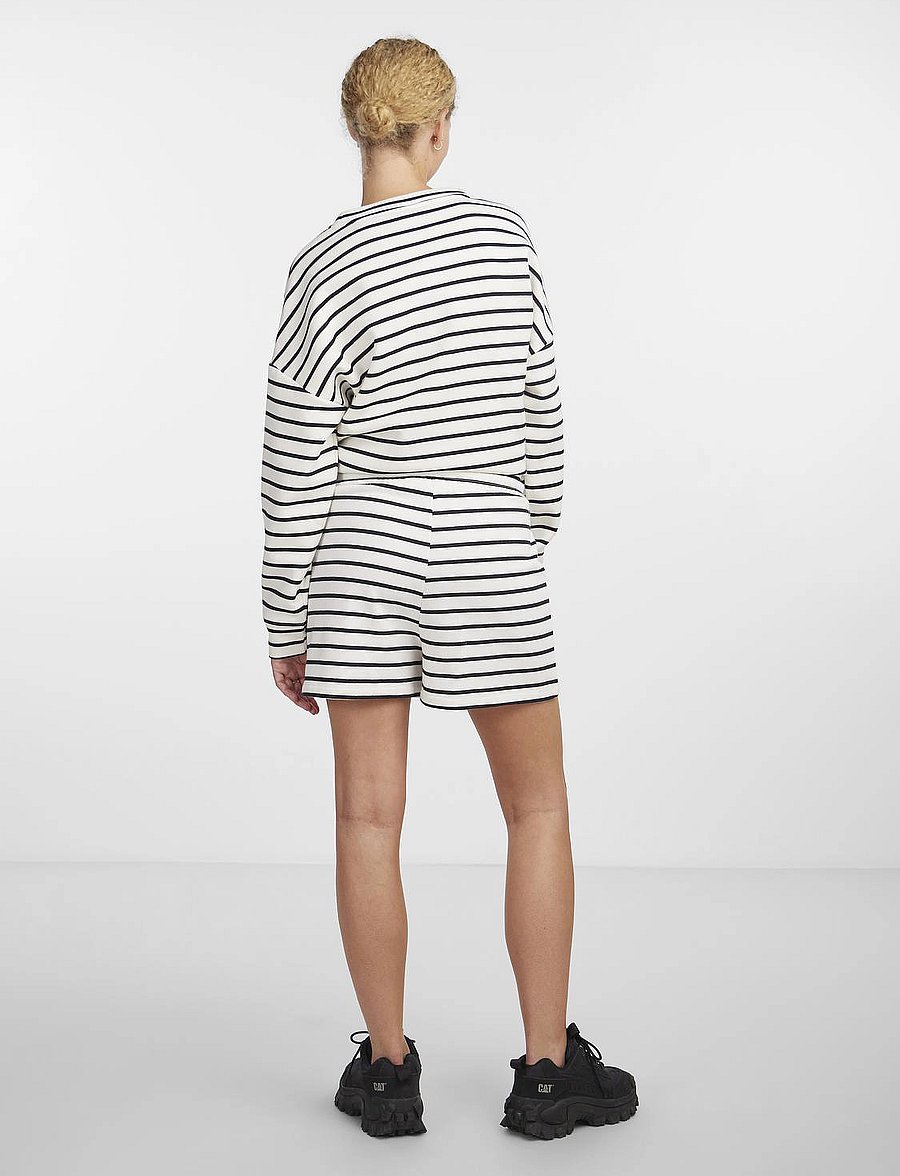 Pieces - PCCHILLI SUMMER SHORTS STRIPE UB NOOS BC - sweatshorts - cloud dancer - 3