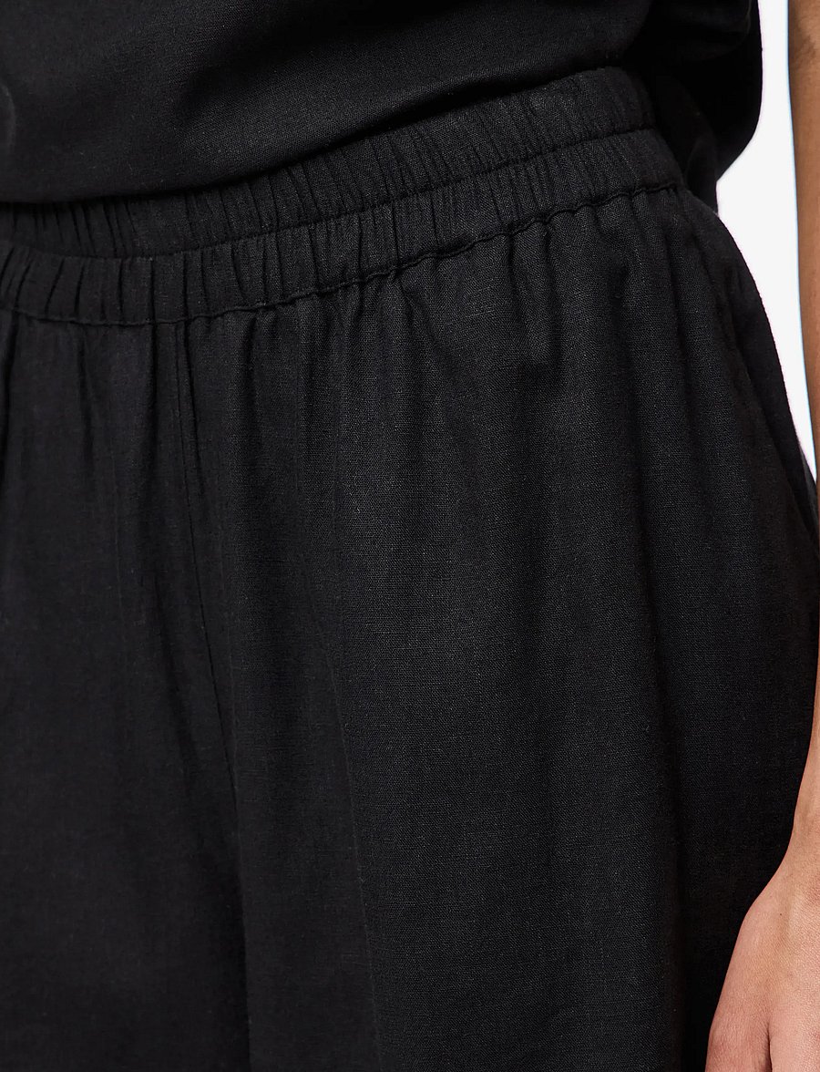 Pieces - PCPIA MW SHORTS WVN NOOS - leinen-shorts - black - 5