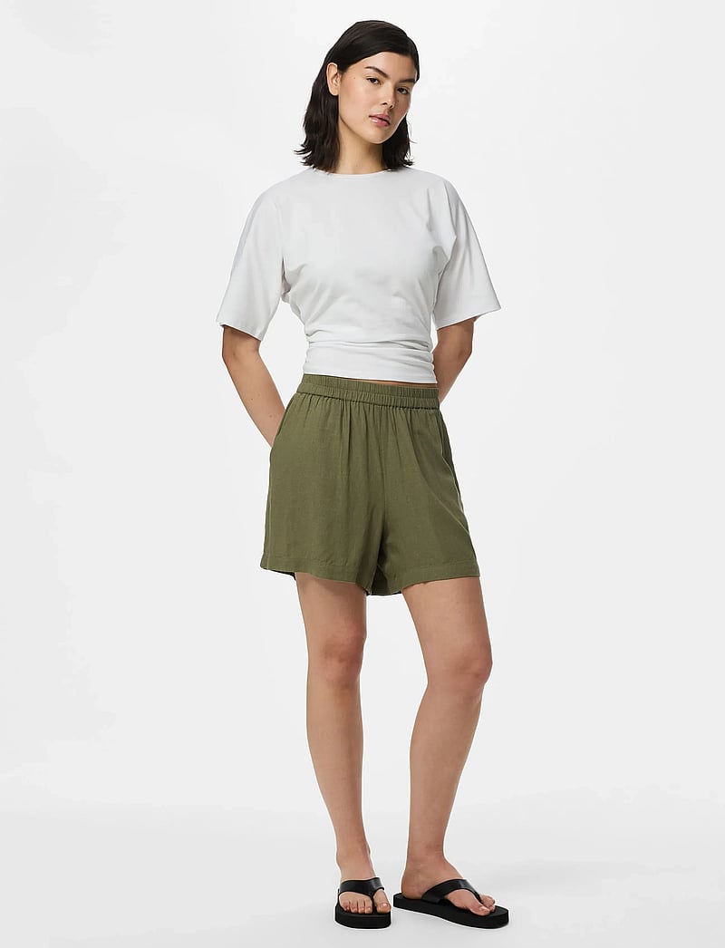 Pieces - PCPIA MW SHORTS WVN NOOS - leinen-shorts - deep lichen green - 4