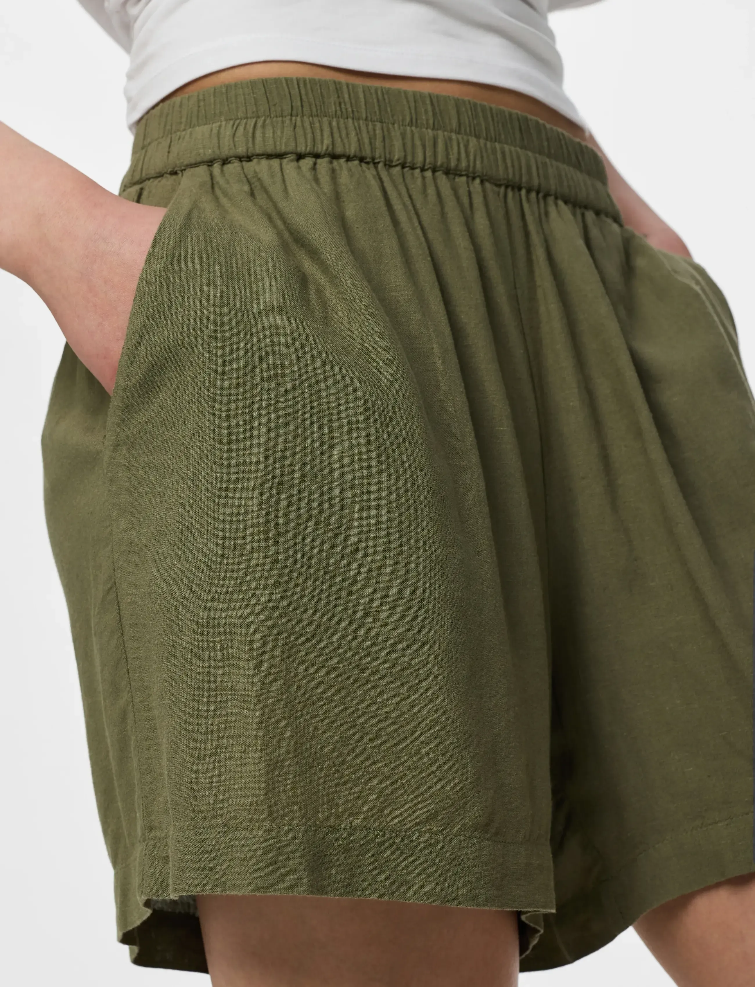 Pieces - PCPIA MW SHORTS WVN NOOS - leinen-shorts - deep lichen green - 5