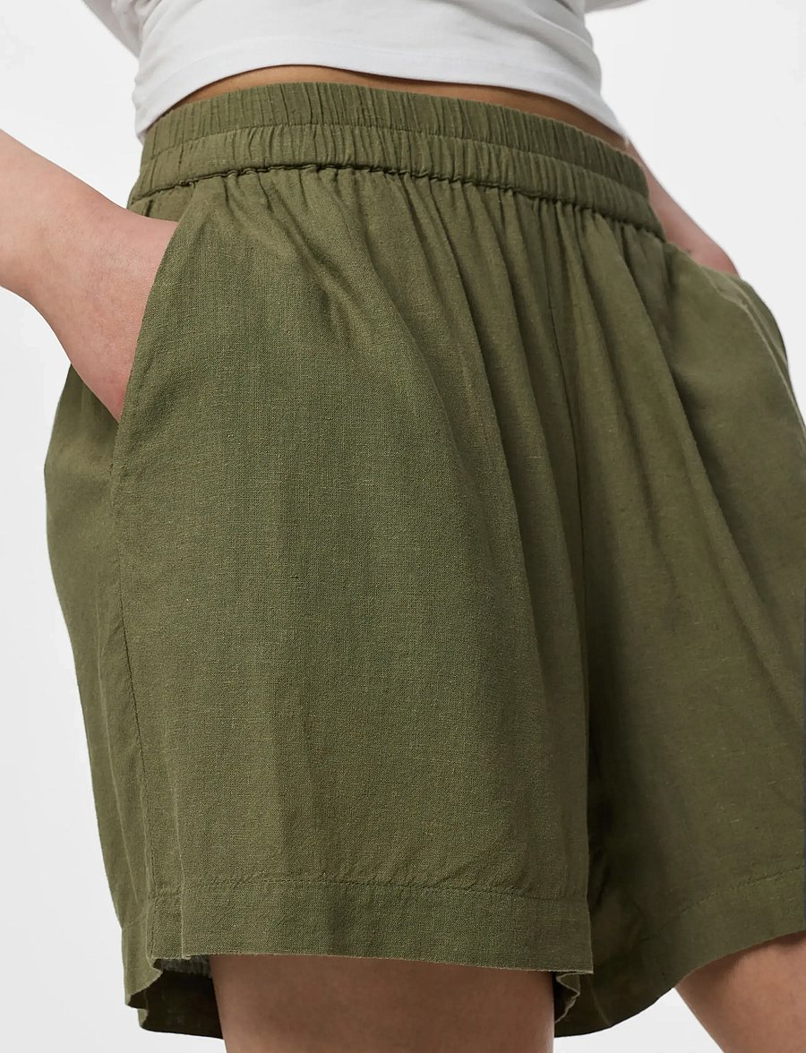 Pieces - PCPIA MW SHORTS WVN NOOS - leinen-shorts - deep lichen green - 5