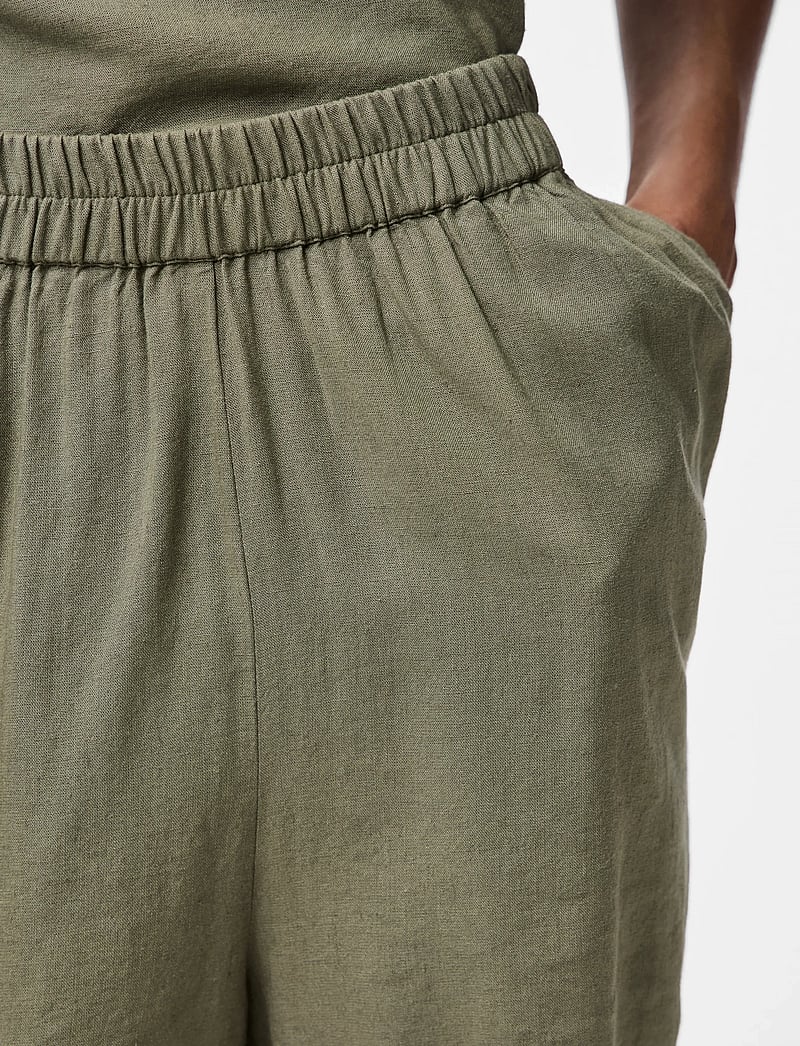 Pieces - PCPIA MW SHORTS WVN NOOS - hørshorts - deep lichen green - 5